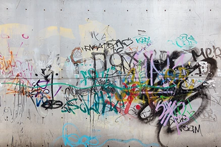 graffiti op een grijze muur buiten